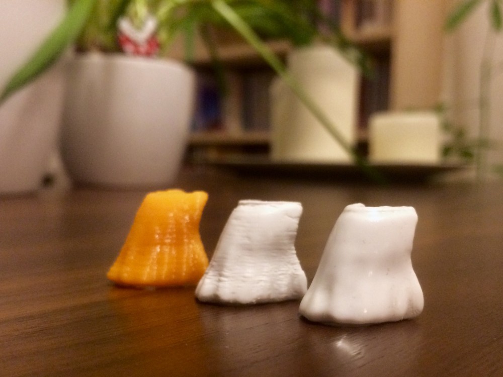 IMG_4171.JPG (540.81 Kio) Consulté 21682 fois Cape pour figurine Mice&Mystics<br />(http://www.thingiverse.com/thing:345266/)<br />De gauche à droite: PLA, ABS poncé, ABS après lissage à l'écétone
