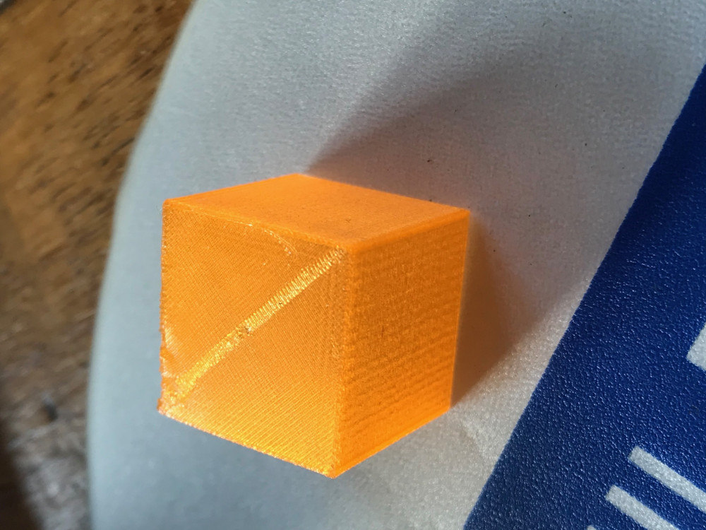 cube.jpg (583.91 Kio) Consulté 20715 fois Cube de test parfait à part un 'trou' dans l'impression